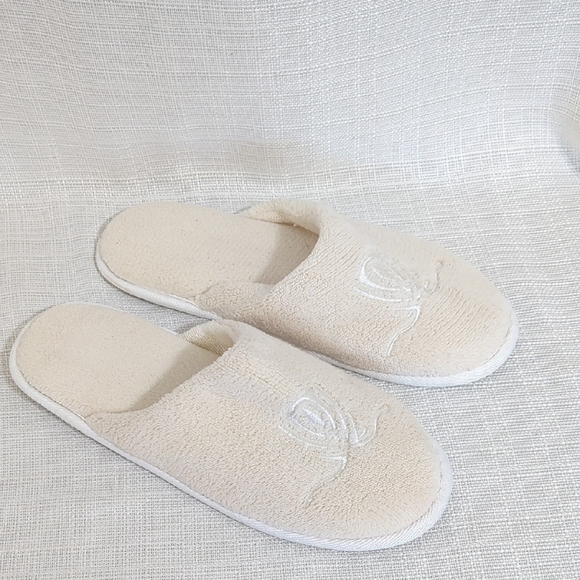 New Wynn Resorts Las Vegas Cream Slippers with Embroidered Logo Size 6/7 Small - Picture 1 of 6